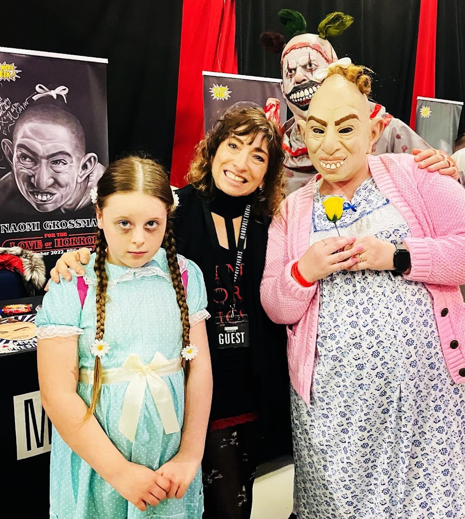 Read more about the article Enjoy some #familytime (preferably in costume) this #holiday. 👶🏻🤡👧🏼 #tbt #throwbackthursday @ftlohorror #fortheloveofhorror #manchester #horrorcon #cosplay #ahs #pepper #twisty #theshining #theshiningtwins #horrorfans #lovemyfans